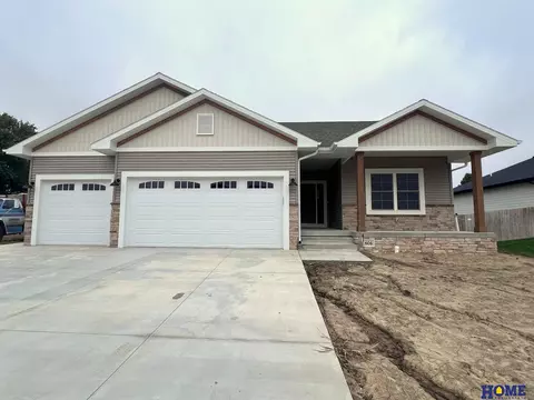 606 Timberline Cir, Milford, NE 68405