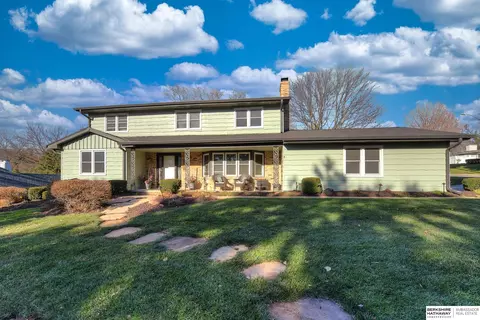 9306 Shamrock Rd, Omaha, NE 68114