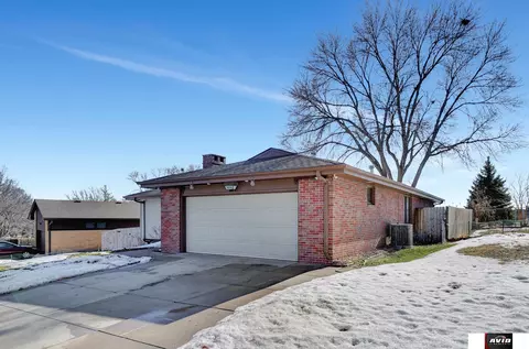 7435 Englewood Dr, Lincoln, NE 68510