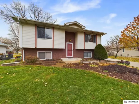 620 W R Street Cir, Lincoln, NE 68528