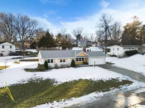 10457 Wright Cir, Omaha, NE 68124 photo 2