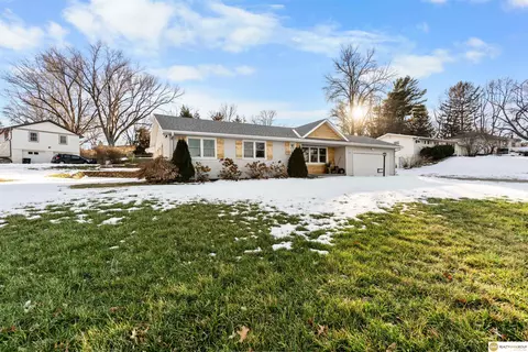 10457 Wright Cir, Omaha, NE 68124