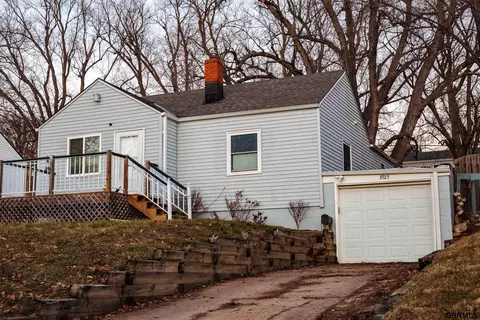 3925 N 67th St, Omaha, NE 68104