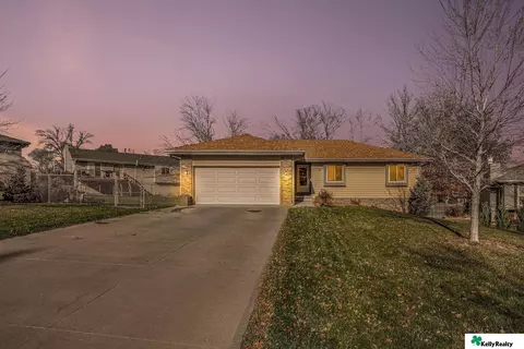 15618 Holmes Cir, Omaha, NE 68135
