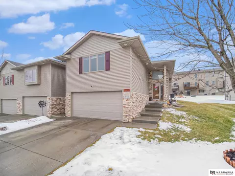 8721 Remi Dr, Lincoln, NE 68526