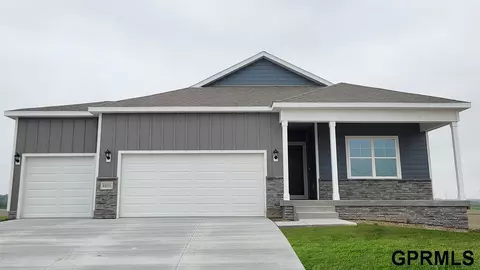 6302 Clear Creek St, Papillion, NE 68157