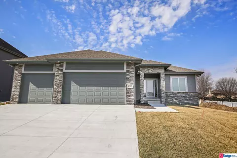 9302 S 71 Ave, Papillion, NE 68133