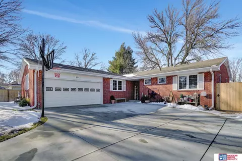 621 Teakwood Dr, Lincoln, NE 68510