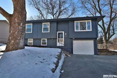 8847 Ruggles Cir, Omaha, NE 68134