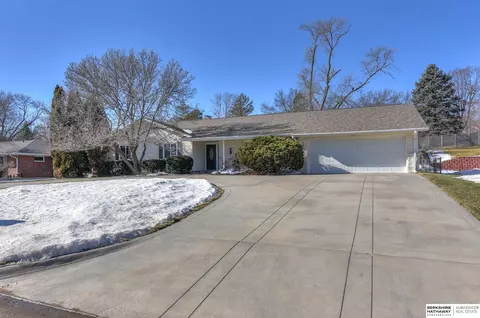 230 S 88th St, Omaha, NE 68114