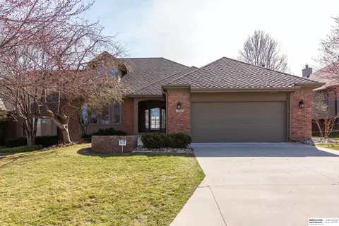 1322 N 97th Plz, Omaha, NE 68114