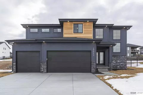 19011 Sycamore Dr, Gretna, NE 68028
