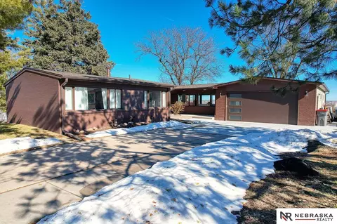 3820 Castle Cir, Lincoln, NE 68524