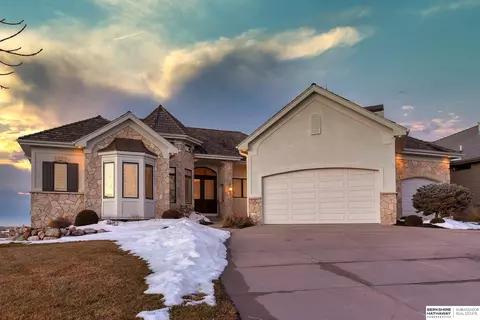 17634 Douglas Cir, Omaha, NE 68118