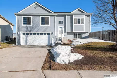 16860 Camden Ave, Omaha, NE 68116