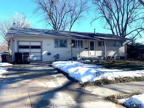 2030 Riviera Dr, Lincoln, NE 68506