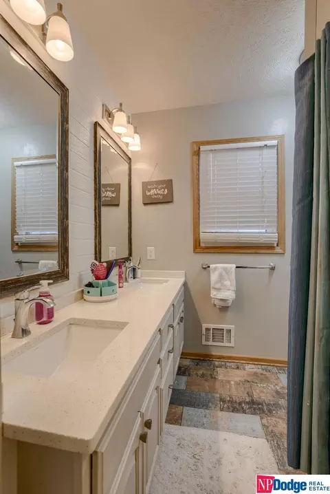 1253 Pine Rd, Omaha, NE 68144 photo 14