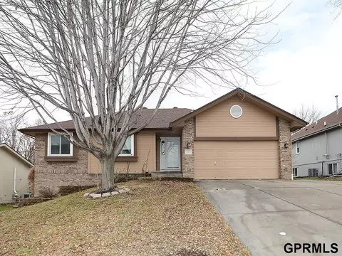 202 Fleetwood Dr, Papillion, NE 68133
