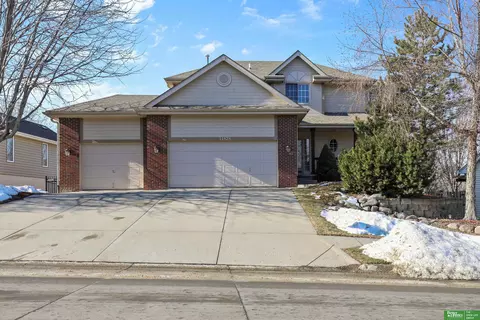 11828 Timberridge Dr, Papillion, NE 68133