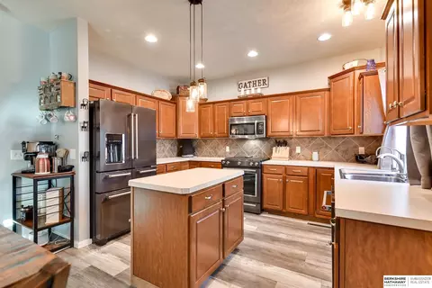 19873 H St, Omaha, NE 68135