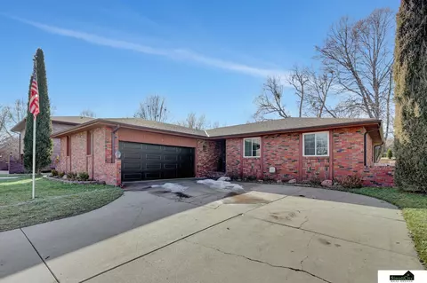 5421 Bison Dr, Lincoln, NE 68516