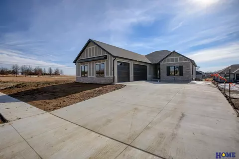 9755 Hillcrest Trl, Lincoln, NE 68520