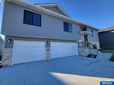 9311 Dalton Dr, Lincoln, NE 68516