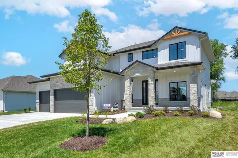 7852 Von St, Papillion, NE 68046