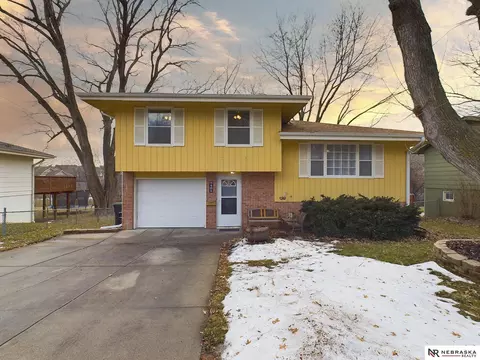 9405 Meadow Dr, Omaha, NE 68114