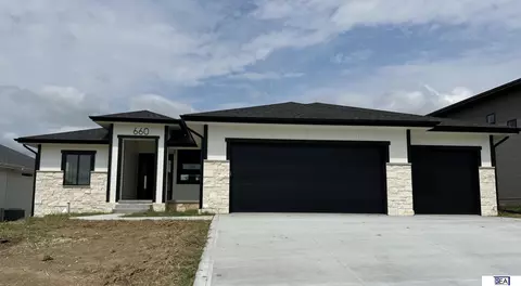 660 N 11 Cir, Springfield, NE 68059