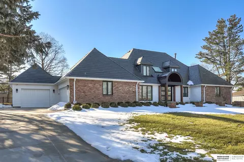 9927 Essex Dr, Omaha, NE 68114