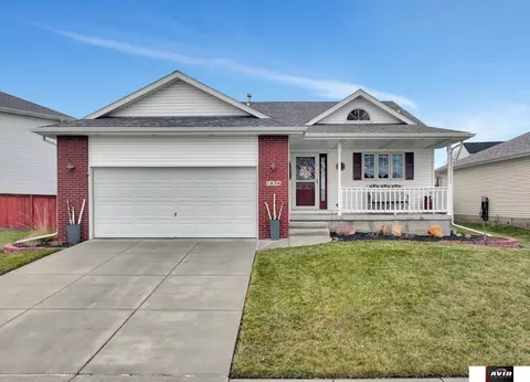1636 Blackhawk Dr, Lincoln, NE 68521