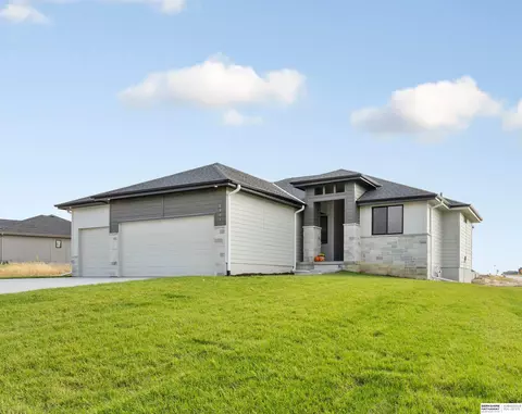 5401 Kestrel Pkwy, Elkhorn, NE 68022