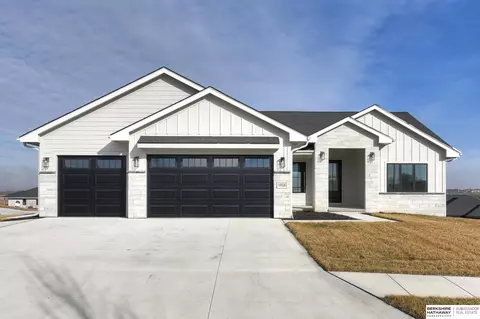 19026 Acorn Dr, Gretna, NE 68028