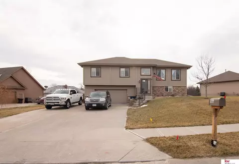 703 Fenwick St, Papillion, NE 68046