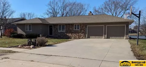 1413 Lakeshore Dr, Beatrice, NE 68310