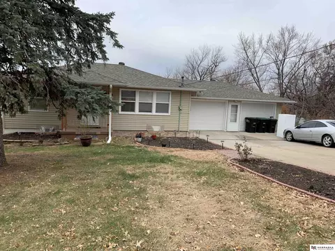 8642 Keystone Dr, Omaha, NE 68134