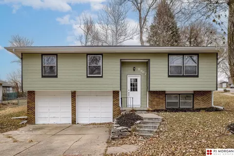 8907 Lee Dr, Bellevue, NE 68147
