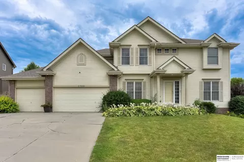 2360 Crystal Creek Dr, Papillion, NE 68046