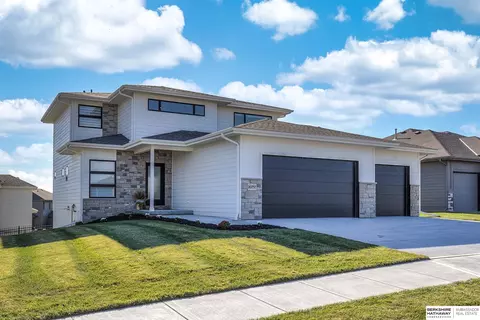 20757 Pine St, Omaha, NE 68022