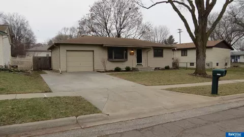7911 Maplewood Dr, Lincoln, NE 68510