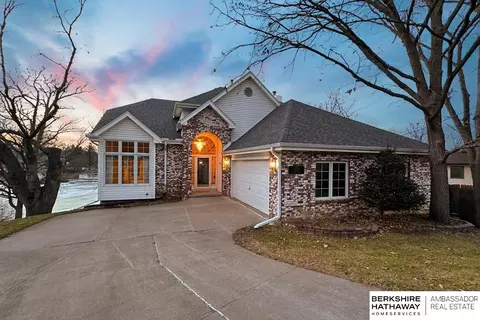 1018 Murray Pt, Plattsmouth, NE 68048