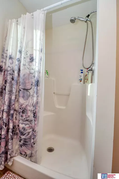 Bath - 1490 Hackberry St, Bennet, NE 68317 photo 3 of 4