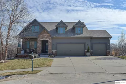 19605 H Cir, Omaha, NE 68135