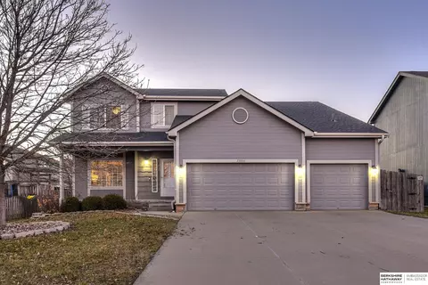 13804 Williamsburg Dr, Bellevue, NE 68123