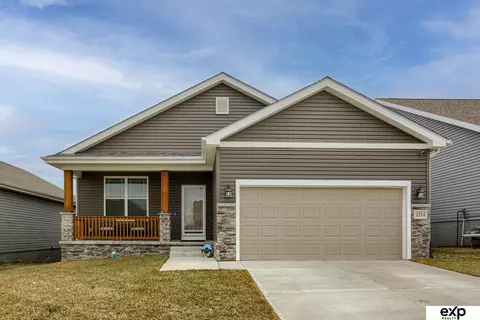 2214 Hedgeapple Rd, Plattsmouth, NE 68048