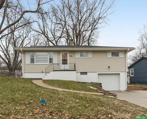 10821 Prairie Village Dr, Omaha, NE 68144