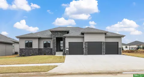 20825 Hartman Ave, Elkhorn, NE 68022