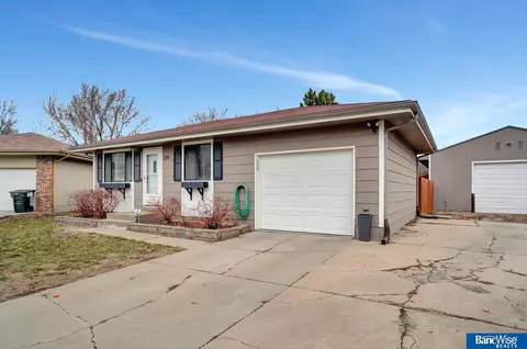 220 Manatt Ct, Lincoln, NE 68521