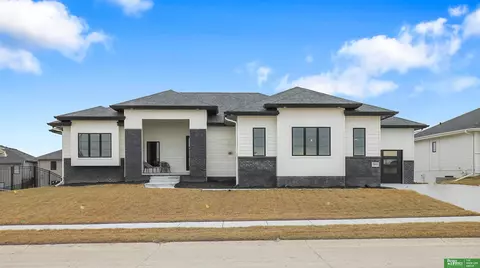 20984 Jaynes St, Elkhorn, NE 68022